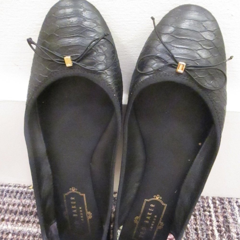 Ted Baker black ballet flats size 6 reptile